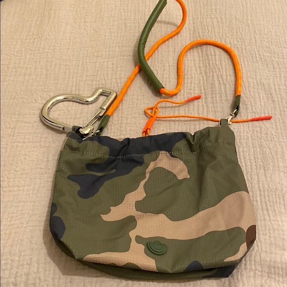 IVY PARK ADDIDAS Camouflage Crossbody Bag with Orange Accents . Unisex model - Picture 5 of 9